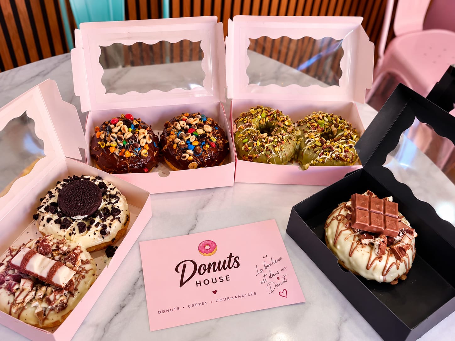 Donuts garnis dans des boîtes roses